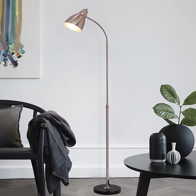 интерьер с напольным светильником